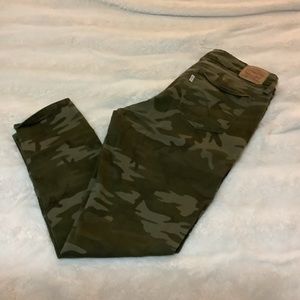 Size 32 Levi 711 Skinny Camo Pants